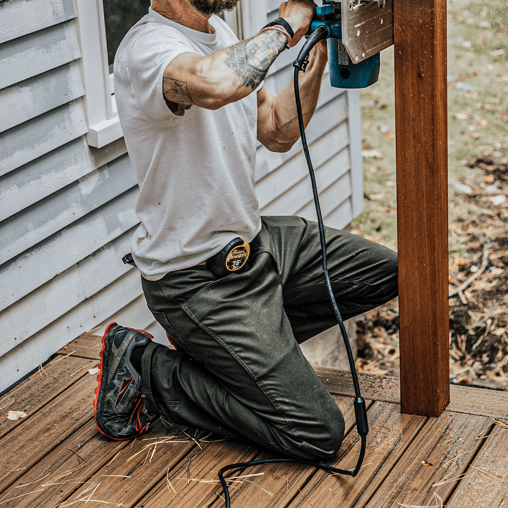 Green 1620 Foundation Pant worn by carpenter outside featuring gusseted crotch